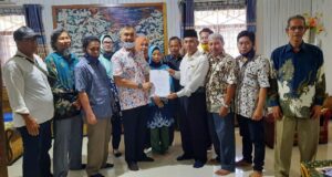 Ketua Partai Berkarya Menyerahkan Dukungan Kepada Balon Bupati Malinau Wempi W Mawa